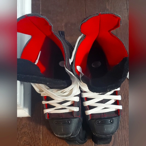 BAUER Youth Size Y13 Ice Skates - Picture 2 of 3